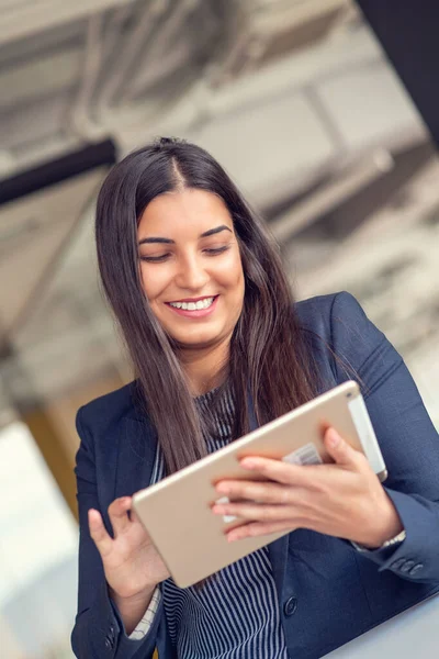 Mladá Atraktivní Žena Správce Pracuje Digitálním Tabletu Stoje Moderní Kanceláři — Stock fotografie