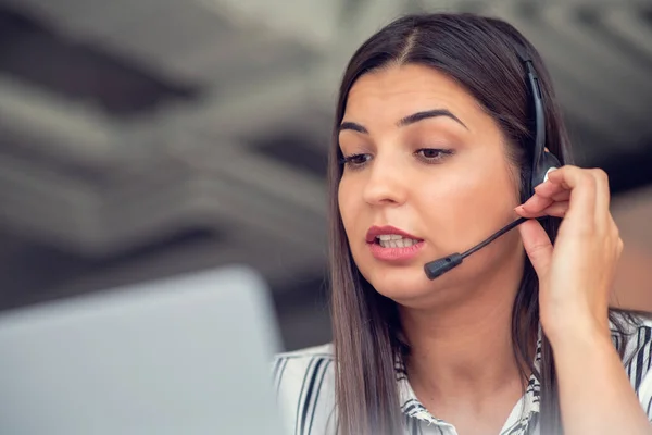 Junge Freundliche Betreiberin Agentin Mit Headsets Die Einem Callcenter Arbeitet lizenzfreie Stockbilder