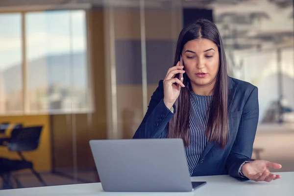 Seriöse Geschäftsfrau Telefoniert Büroarbeitsplatz Arbeitet Computer Stockbild