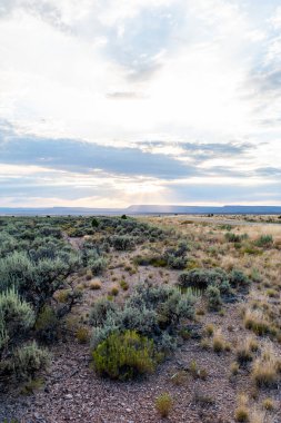 Arizona Otoyolu 'ndan gün batımında dağlara doğru görüş.