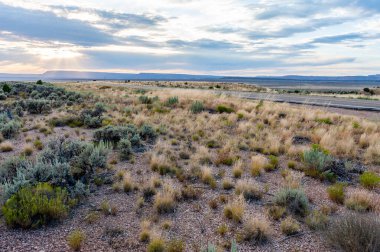 Arizona Otoyolu 'ndan gün batımında dağlara doğru görüş.