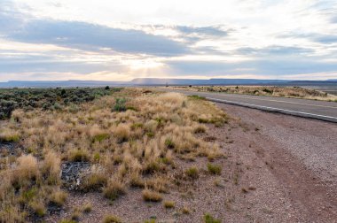 Arizona Otoyolu 'ndan gün batımında dağlara doğru görüş.