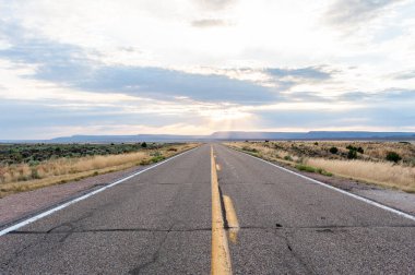 Arizona Otoyolu 'ndan gün batımında dağlara doğru görüş.
