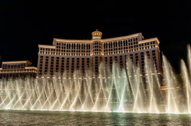 Las Vegas Bulvarı 'ndaki Bellagio Otel ve Kumarhanesi' nin aydınlatılmış çeşmeleri.