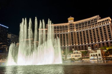 Las Vegas Bulvarı 'ndaki Bellagio Otel ve Kumarhanesi' nin aydınlatılmış çeşmeleri.
