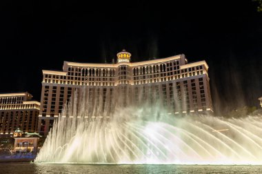 Las Vegas Bulvarı 'ndaki Bellagio Otel ve Kumarhanesi' nin aydınlatılmış çeşmeleri.