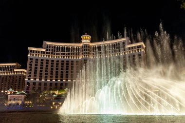 Las Vegas Bulvarı 'ndaki Bellagio Otel ve Kumarhanesi' nin aydınlatılmış çeşmeleri.