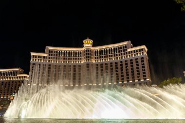 Las Vegas Bulvarı 'ndaki Bellagio Otel ve Kumarhanesi' nin aydınlatılmış çeşmeleri.