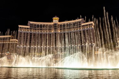 Las Vegas Bulvarı 'ndaki Bellagio Otel ve Kumarhanesi' nin aydınlatılmış çeşmeleri.