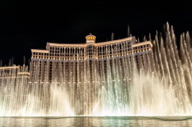 Las Vegas Bulvarı 'ndaki Bellagio Otel ve Kumarhanesi' nin aydınlatılmış çeşmeleri.