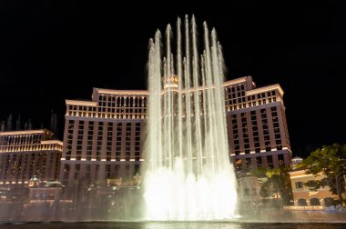 Las Vegas Bulvarı 'ndaki Bellagio Otel ve Kumarhanesi' nin aydınlatılmış çeşmeleri.