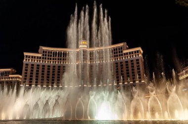 Las Vegas Bulvarı 'ndaki Bellagio Otel ve Kumarhanesi' nin aydınlatılmış çeşmeleri.
