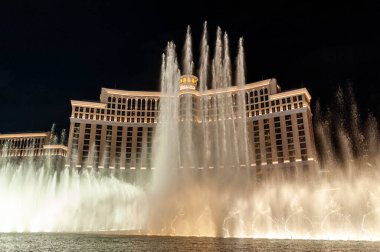 Las Vegas Bulvarı 'ndaki Bellagio Otel ve Kumarhanesi' nin aydınlatılmış çeşmeleri.