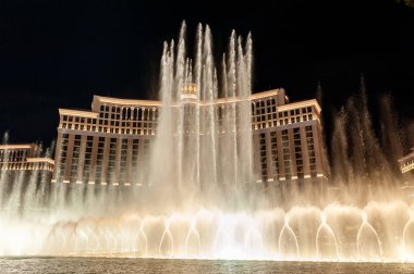 Las Vegas Bulvarı 'ndaki Bellagio Otel ve Kumarhanesi' nin aydınlatılmış çeşmeleri.