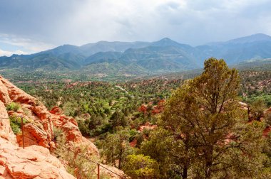 Tanrıların Bahçesi 'nde kaya oluşumları, Colorado Springs, Colorado, ABD