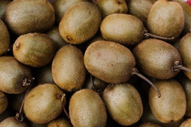 Olgun kivi meyvesi grubunun yukarıdan görünüşü, Aktinidia deliciosa