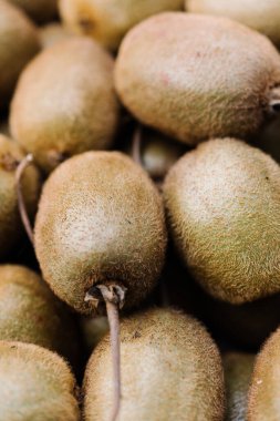 Olgun kivi meyvesi grubunun yukarıdan görünüşü, Aktinidia deliciosa