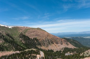 Pikes Tepesi 'nin zirvesine çıkan yol manzarası, Colorado, ABD