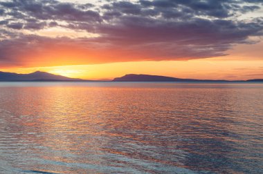 Günbatımı Qualicum Sahili, Vancouver Adası, British Columbia, Kanada 'da Hornby Adası arka planda.