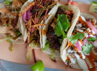 Tabaktaki tacoların yukarıdan görünüşü