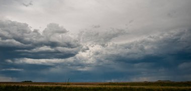 Dağların ve Wyoming kırsallarının üzerinde çarpıcı bir fırtına var.