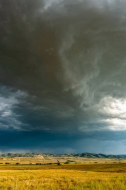 Dağların ve Wyoming kırsallarının üzerinde çarpıcı bir fırtına var.