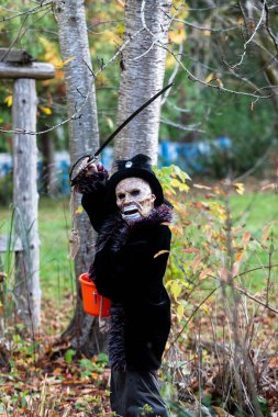 Cadılar Bayramı için korkunç maskeli ve kostümlü genç bir çocuk.