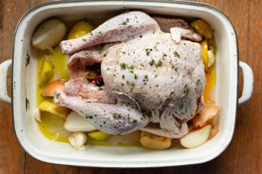 Şükran Günü veya Noel için fırına girmeden önce fırında pişirilmiş çiğ hindi.