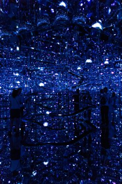 Tokyo, Japonya - 19 Temmuz 2024: Sınır tanımayan balon evren dijital sanat sergisi Azabudai Hills, Tokyo, Japonya 'daki Mori İnşaat Dijital Sanat Müzesinde