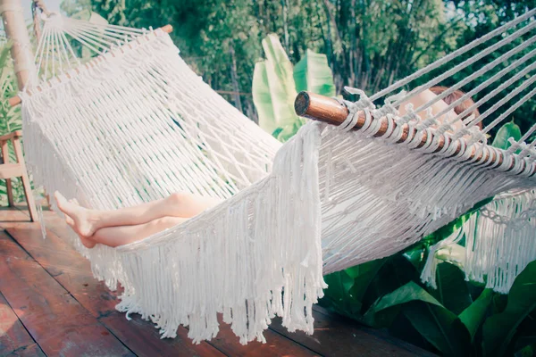 Vue Arrière Une Belle Fille Dans Hamac Blanc Dans Jardin — Photo