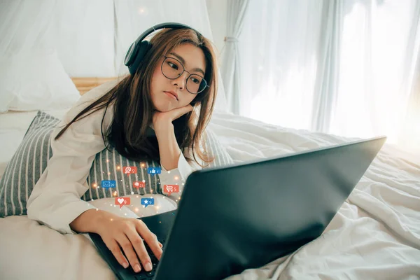 Jovens Mulheres Bonitas Usando Conceito Marketing Mídia Social Laptop Com — Fotografia de Stock
