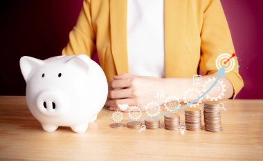 Sarı takım elbiseli bir iş kadını, iş hayatında olumlu göstergelerin artması, tasarruf ve yatırım planı iş büyümesi kavramını benimsiyor. Büyüyen iş kavramları.