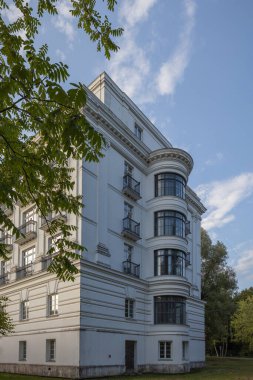 Jurmala. - Letonya. Eski Kemeri Sanatoryumu olarak da bilinen efsanevi tatil köyü binası beyaz bir gemi gibi parterre üzerinde yükseliyor..