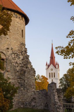 Letonya, Cesis 'teki ortaçağ kulesi. Sonbahar yapraklı tarihi taş mimarisi. Cesis Kalesi 'nin bir parçası olabilir. Seyahat, mimari veya tarih projeleri için mükemmel.