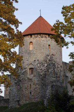 Letonya, Cesis 'teki ortaçağ kulesi. Sonbahar yapraklı tarihi taş mimarisi. Cesis Kalesi 'nin bir parçası olabilir. Seyahat, mimari veya tarih projeleri için mükemmel.