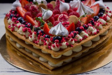 Taze böğürtlen, krema ve kremalı zarif kalp şeklinde pasta. Sevgililer Günü için romantik bir tatlı, doğum günleri, ya da kutlamalar. Lezzetli ve güzel dekore edilmiş..