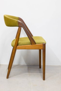 Modern yüzyıl ortası modern koltuğu. Zeytin yeşili döşemeli ve sıcak ahşap çerçeveli geçmişe dönük tasarım. İç tasarım ihtiyaçlarınız için mükemmel..