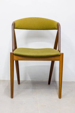 Modern yüzyıl ortası modern koltuğu. Zeytin yeşili döşemeli ve sıcak ahşap çerçeveli geçmişe dönük tasarım. İç tasarım ihtiyaçlarınız için mükemmel..