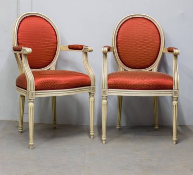 Bir çift zarif, klasik koltuk, muhtemelen XVI. Louis tarzı. Süslü oymalar, döşenmiş koltuklar. Tasarım projeleriniz için antika ya da klasik cazibe.