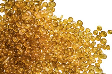 Kehribar rengi kemik yapıştırıcı boncuklar, beyaz arka planda inciler.