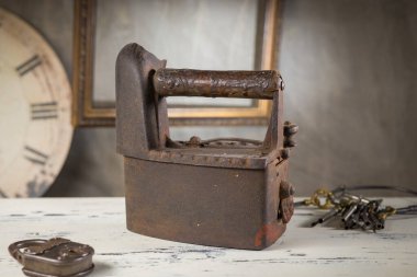 Eski model düz demir natürmort. Eski detayları, saati, anahtarları ve çerçevesi olan antika üzgün demir nostaljik bir hissi çağrıştırıyor. Tarihi ya da yerel temalar için mükemmel.