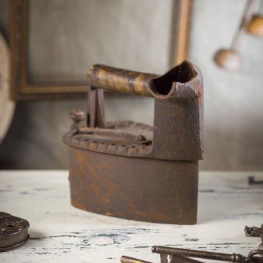 Ahşap saplı Rusty Vintage Demir Eski Masada oturuyor