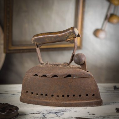 Ahşap saplı Rusty Vintage Demir Eski Masada oturuyor