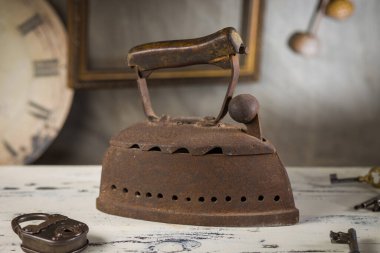 Ahşap saplı Rusty Vintage Demir Eski Masada oturuyor