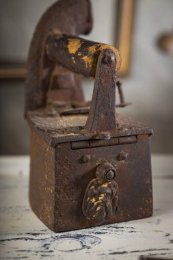 Ahşap saplı Rusty Vintage Demir Eski Masada oturuyor