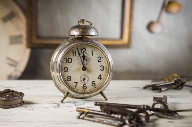 Klasik çalar saat işaretleme zamanı. Nostaljik bir geçmişe dönük tasarım. Yüzeyin derinliği saatlerin detaylarına odaklanır. Zamana bağlı veya klasik temalar için mükemmel.