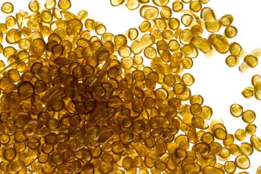 Kehribar rengi kemik yapıştırıcı boncuklar, beyaz arka planda inciler.