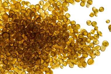 Kehribar rengi kemik yapıştırıcı boncuklar, beyaz arka planda inciler.