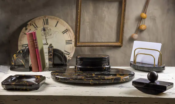 Altın aksanlı zarif mermer masa. Sofistike bir çalışma alanı için lüks ofis aksesuarları. Yönetici tarzı için klasik tasarım. Sığ alan derinliği odaklanma