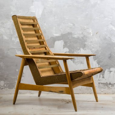 Eski ya da orta çağ modern koltuk, ahşap çerçeveli ve döşemeli. Retro mobilya tasarımı. Klasik, tasarım, iç tasarım veya mobilyayla ilgili projeler için mükemmel.